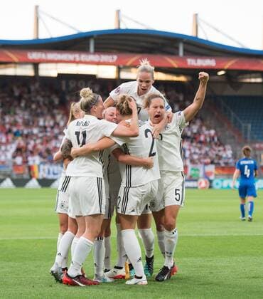 Jubel nach dem Tor zum 1-0: Torschuetzin Josephine Henning (GER) bejubelt ihren Treffer mit ihren Spielerkolleginnen. vl: Anja Mittag, Mandy Islacker, Torschuetzin Josephine Henning, Isabel Kerschowski, Babett Peter (alleGER) Vorrunde: England - Schottland in Tilburg am 21.07.2017. UEFA Fussball Frauen Europameisterschaft 2017 in den Niederlanden,