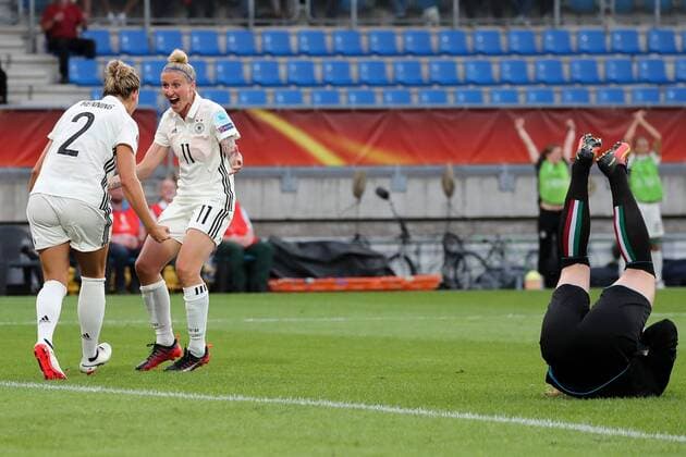 v.li.:Torschützin Josephine Henning (Josi Henning, DFB-Frauen, 2) und Anja Mittag (DFB-Frauen, 11), jubeln über das Tor zum 1:0, Jubel, Torjubel, Torerfolg, celebrate the goal, goal, celebration, Jubel ueber das Tor, optimistisch, Action, Aktion, Fussball, UEFA Women s EURO 2017, Deutschland - Italien, xozx