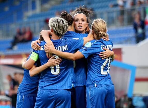 Niederlande, Tilburg, Willem II Stadion, 21.07.2017, Fußball, UEFA WEURO, Deutschland - Italien Bild: Torjubel um den Torschützin zum 1:1, Ilaria Mauro (Italy, 9) Copyright: HMBxMedia xHeikoxBecker