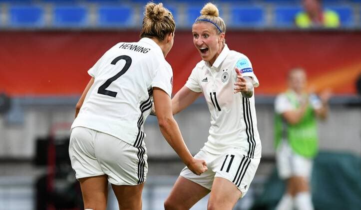 Fussball, Frauen, UEFA Europameisterschaft, EM 2017, Niederlande, Gruppe B, König-Wilhelm-II. Stadion Tillburg, Deutschland - Italien; Jubel Josephine Henning (GER) nach ihrem Tor zum 1:0, zusammen mit Anja Mittag (GER). Jubel, Freude, Aktion.