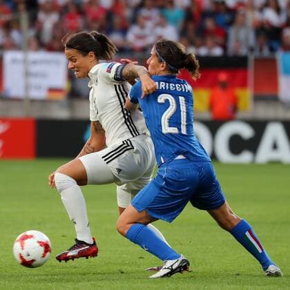 v.li.: Dzsenifer Marozsan (DFB-Frauen, 10), Marta Carissimi (Italien, 21), Zweikampf, Duell, duel, tackle, tackling, Dynamik, Action, Aktion, Fussball, UEFA Women s EURO 2017, Deutschland - Italien, xozx