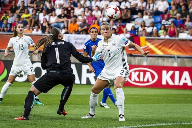 TILBURG - 21-07-2017. EK vrouwenvoetbal, Woman s Euro 2017, groepswedstrijd Duitsland - Italie. Josephine Henning kopt de 1-0 binnen. Duitsland - Italie  Copyright: xToinxDamenx 1652284
