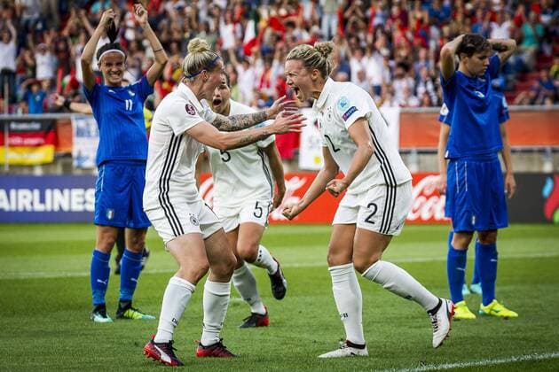 TILBURG - 21-07-2017. EK vrouwenvoetbal, Woman s Euro 2017, groepswedstrijd Duitsland - Italie. Vreugde na treffer bij Josephine Henning. Duitsland - Italie  Copyright: xToinxDamenx 1652286