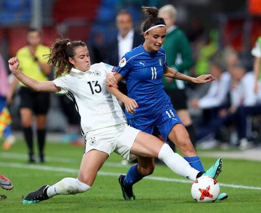 Niederlande, Tilburg, Willem II Stadion, 21.07.2017, Fußball, UEFA WEURO, Deutschland - Italien Bild: v. lk. Sara Däbritz (Deutschland, 13) und Barbara Bonansea (Italy, 11) Copyright: HMBxMedia xHeikoxBecker
