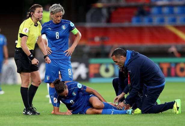Niederlande, Tilburg, Willem II Stadion, 21.07.2017, Fußball, UEFA WEURO, Deutschland - Italien Bild: Ilaria Mauro (Italy, 9) wird verletzt behandelt Copyright: HMBxMedia xHeikoxBecker