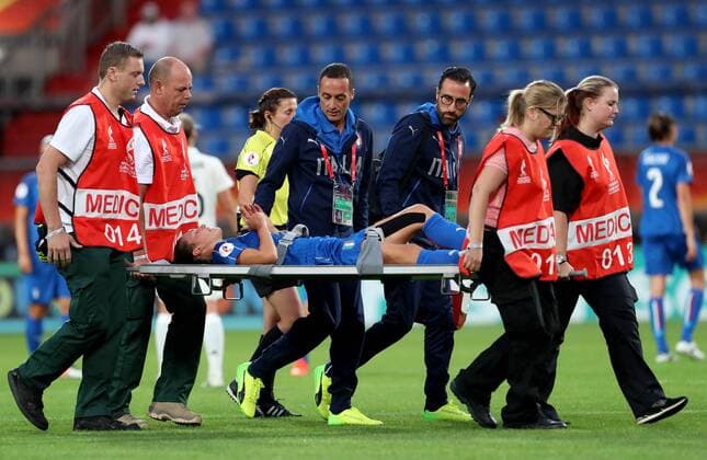 Niederlande, Tilburg, Willem II Stadion, 21.07.2017, Fußball, UEFA WEURO, Deutschland - Italien Bild: Ilaria Mauro (Italy, 9) wird verletzt vom Platz getragen Copyright: HMBxMedia xHeikoxBecker