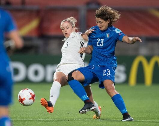 vl: Kathrin Julia Hendrich (GER), Cristiana Girelli (ITA) Vorrunde: England - Schottland in Tilburg am 21.07.2017. UEFA Fussball Frauen Europameisterschaft 2017 in den Niederlanden,