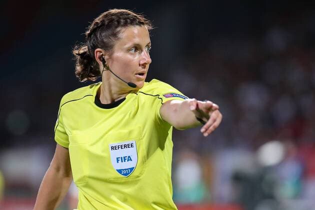 Kateryna Monzul (Schiedsrichterin, Ukraine), gibt Anweisungen, gestikuliert, mit den Armen gestikulieren, gives instructions, gesticulate, Einzelbild, Aktion, Action, Fussball, UEFA Women s EURO 2017, Deutschland - Italien, xozx