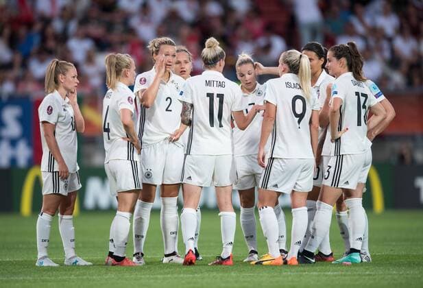 vl: Linda Dallmann, Leonie Maier, Josephine Henning, Babett Peter, Anja Mittag, Isabel Kerschowski, Mandy Islacker, Dzsenifer Marozsan und Sara Daebritz (alleGER) stehen in einer Spielpause beisammen. Vorrunde: England - Schottland in Tilburg am 21.07.2017. UEFA Fussball Frauen Europameisterschaft 2017 in den Niederlanden,