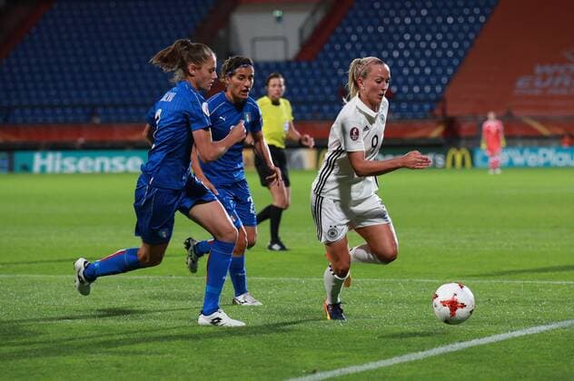 Niederlande, Tilburg, Willem II Stadion, 21.07.2017, Fußball, UEFA WEURO, Deutschland - Italien Bild: li.Cecilia Salvai (Italy, 2),hi.Marta Carissimi (Italy, 21),re.Mandy Islacker (Deutschland, 9) Copyright: HMBxMedia xThomasxJäger