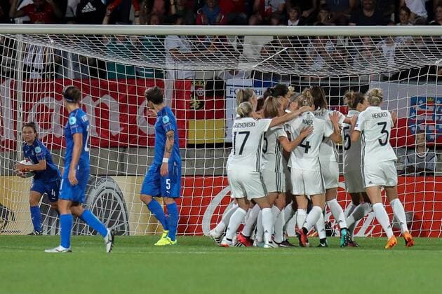 Spielerinnen der deutschen Frauen-Nationalmannschaft (DFB-Frauen), jubeln über das Tor zum 2:1, Jubel, Torjubel, Torerfolg, celebrate the goal, goal, celebration, Jubel ueber das Tor, optimistisch, Action, Aktion, Fussball, UEFA Women s EURO 2017, Deutschland - Italien, xozx