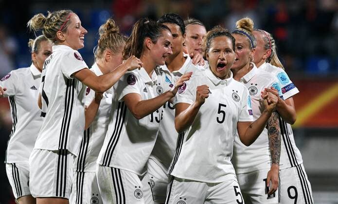 Fussball, Frauen, UEFA Europameisterschaft, EM 2017, Niederlande, Gruppe B, König-Wilhelm-II. Stadion Tillburg, Deutschland - Italien; Jubel Babett Peter (GER) nach ihrem verwandelten Elfmeter zum 2:1, zusammen mit Sara Däbritz (GER), Sara Doorsoun-Khajeh (GER), Anja Mittag (GER). Jubel, Freude, Aktion.