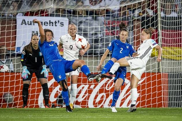 TILBURG - 21-07-2017. EK vrouwenvoetbal, Woman s Euro 2017, groepswedstrijd Duitsland - Italie. Actie voor het doel met l-r Cristiana Girelli, Cecilia Salvai en Leonie Maier. Duitsland - Italie  Copyright: xToinxDamenx 1652303