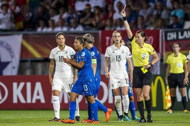 TILBURG - 21-07-2017. EK vrouwenvoetbal, Woman s Euro 2017, groepswedstrijd Duitsland - Italie. Elisa Bartoli pakt door provocerend te klappen voor de arbitrale beslissing, twee gele kaarten achter elkaar en kan het veld verlaten. Duitsland - Italie  Copyright: xToinxDamenx 1652306