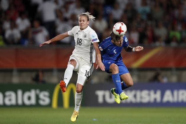 (L-R) Lena Petermann of Germany women, Elena Linari of Italy Women during the UEFA WEURO 2017 Group B group stage match between Germany and Italy at Koning Willem II stadium on July 21, 2017 in Tilburg, The Netherlands Women: Germany v Italy UEFA WEURO 2017 2017 2018 xVIxVIxImagesx xMauricexvanxSteenxIVx 8280013