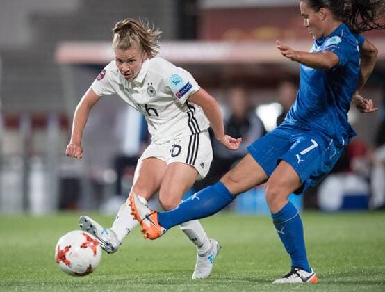 vl: Linda Dallmann (GER), Alia Guagni (ITA) Vorrunde: England - Schottland in Tilburg am 21.07.2017. UEFA Fussball Frauen Europameisterschaft 2017 in den Niederlanden,
