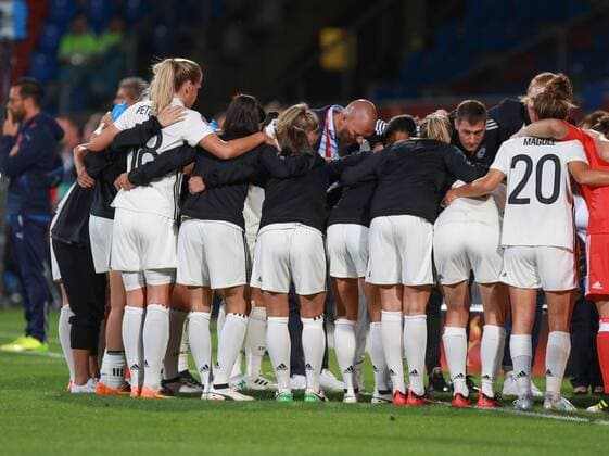 Niederlande, Tilburg, Willem II Stadion, 21.07.2017, Fußball, UEFA WEURO, Deutschland - Italien Bild: Das Deutsche Team steht nach den Sieg gegen Italien zusammen Copyright: HMBxMedia xThomasxJäger