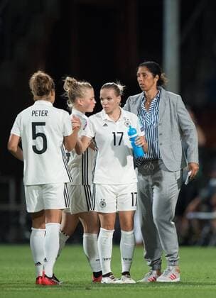 Nach dem Spielende: Babett Peter, Leonie Maier, Isabel Kerschowski und Cheftrainerin Steffi Jones (vl alleGER) Vorrunde: England - Schottland in Tilburg am 21.07.2017. UEFA Fussball Frauen Europameisterschaft 2017 in den Niederlanden,