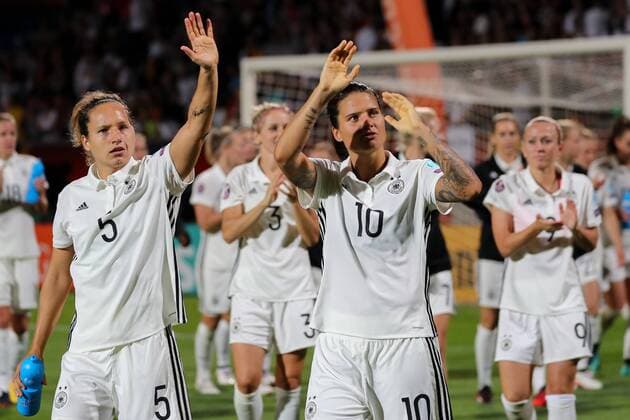 Die DFB-Frauen um v.li.: Babett Peter (DFB-Frauen, 5) und Dzsenifer Marozsan (DFB-Frauen, 10) bedanken sich nach dem Schlusspfiff bei den Fans, Jubel nach dem Schlusspfiff, Sieg, Sieger, Gewinner, jubelt, jubeln, Freude, optimistisch, Action, Aktion, Fussball, UEFA Women s EURO 2017, Deutschland - Italien, xozx