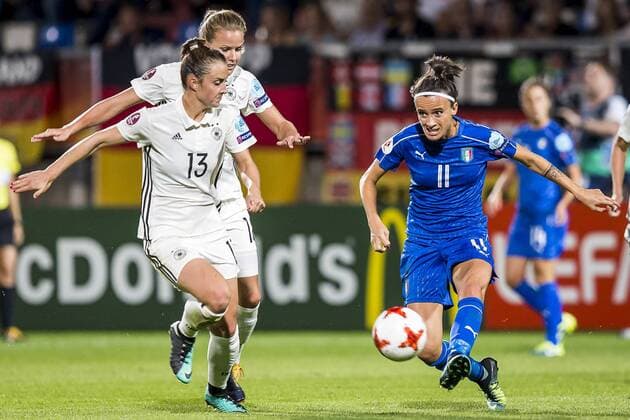 TILBURG - 21-07-2017. EK vrouwenvoetbal, Woman s Euro 2017, groepswedstrijd Duitsland - Italie. Actie met (L-R) Sara Dabritz en Barbara Bonansea. Duitsland - Italie  Copyright: xToinxDamenx 1652307