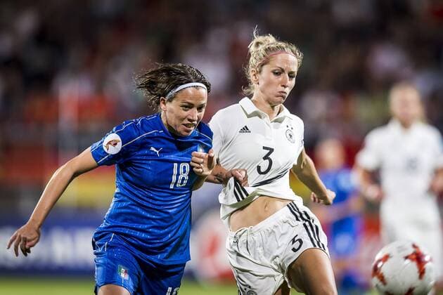 TILBURG - 21-07-2017. EK vrouwenvoetbal, Woman s Euro 2017, groepswedstrijd Duitsland - Italie. Duel met (L-R) Daniela Sabatino en Kathrin-Julia Hendrich. Duitsland - Italie  Copyright: xToinxDamenx 1652308