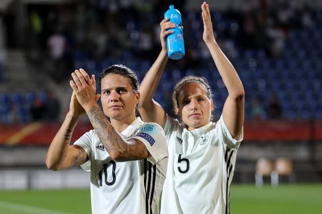 v.li.: Dzsenifer Marozsan (DFB-Frauen, 10) und Babett Peter (DFB-Frauen, 5) bedanken sich nach dem Schlusspfiff für die Unterstützung bei den deutschen Fans, Jubel nach dem Schlusspfiff, Sieg, Sieger, Gewinner, jubelt, jubeln, Freude, optimistisch, Action, Aktion, Fussball, UEFA Women s EURO 2017, Deutschland - Italien, xozx