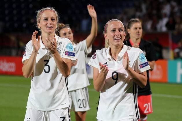 v.li.: Kathrin Julia Hendrich (Kathy Hendrich, DFB-Frauen, 3) und Mandy Islacker (DFB-Frauen, 9) bedanken sich nach dem Schlusspfiff für die Unterstützung bei den deutschen Fans, Jubel nach dem Schlusspfiff, Sieg, Sieger, Gewinner, jubelt, jubeln, Freude, optimistisch, Action, Aktion, Fussball, UEFA Women s EURO 2017, Deutschland - Italien, xozx