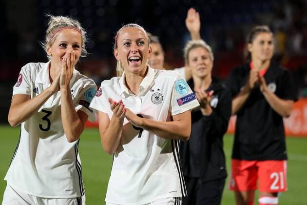 v.li.: Kathrin Julia Hendrich (Kathy Hendrich, DFB-Frauen, 3) und Mandy Islacker (DFB-Frauen, 9) bedanken sich nach dem Schlusspfiff für die Unterstützung bei den deutschen Fans, Jubel nach dem Schlusspfiff, Sieg, Sieger, Gewinner, jubelt, jubeln, Freude, optimistisch, Action, Aktion, Fussball, UEFA Women s EURO 2017, Deutschland - Italien, xozx