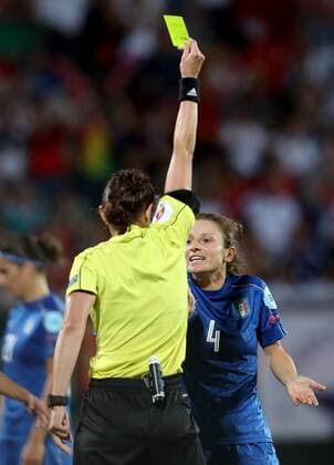 Niederlande, Tilburg, Willem II Stadion, 21.07.2017, Fußball, UEFA WEURO, Deutschland - Italien Bild: Referee Kateryna Monzul zeigt Daniela Stracchi (Italy, 4) die gelbe Karte Copyright: HMBxMedia xHeikoxBecker