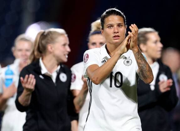 Niederlande, Tilburg, Willem II Stadion, 21.07.2017, Fußball, UEFA WEURO, Deutschland - Italien Bild: Dzsenifer Marozsan (Deutschland, 10) und die deutschen Spieler bedanken sich bei den Fans Copyright: HMBxMedia xHeikoxBecker