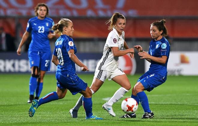 Fussball, Frauen, UEFA Europameisterschaft, EM 2017, Niederlande, Gruppe B, König-Wilhelm-II. Stadion Tillburg, Deutschland - Italien 2:1; Linda Dallmann (GER), Valentina Cernoia (ITA), Daniela Stracchi (ITA), Aktion.