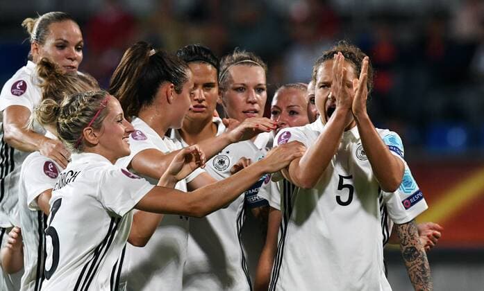 Fussball, Frauen, UEFA Europameisterschaft, EM 2017, Niederlande, Gruppe B, König-Wilhelm-II. Stadion Tillburg, Deutschland - Italien 2:1; Jubel Babett Peter (GER) nach ihrem verwandelten Elfmeter zum 2:1, zusammen mit Mandy Islacker (GER), Dzsenifer Marozsan (GER), Sara Däbritz (GER), Kathrin-Julia Hendrich (GER), Isabel Kerschowski (GER). Jubel, Freude, Aktion.
