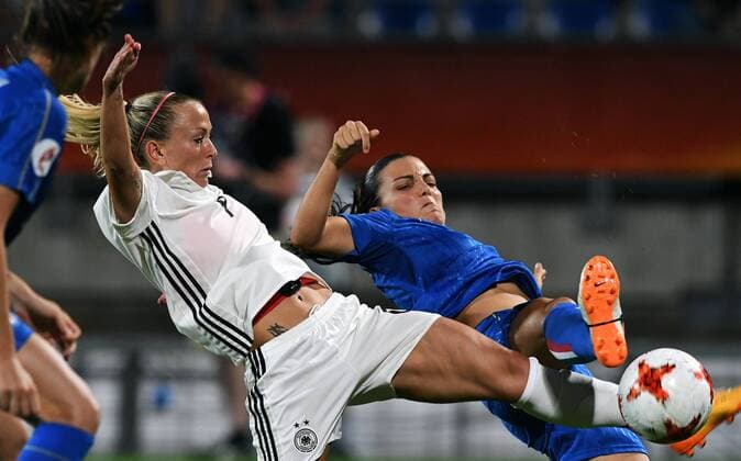 Fussball, Frauen, UEFA Europameisterschaft, EM 2017, Niederlande, Gruppe B, König-Wilhelm-II. Stadion Tillburg, Deutschland - Italien 2:1; Mandy Islacker (GER), Alia Guagni (ITA), Aktion.