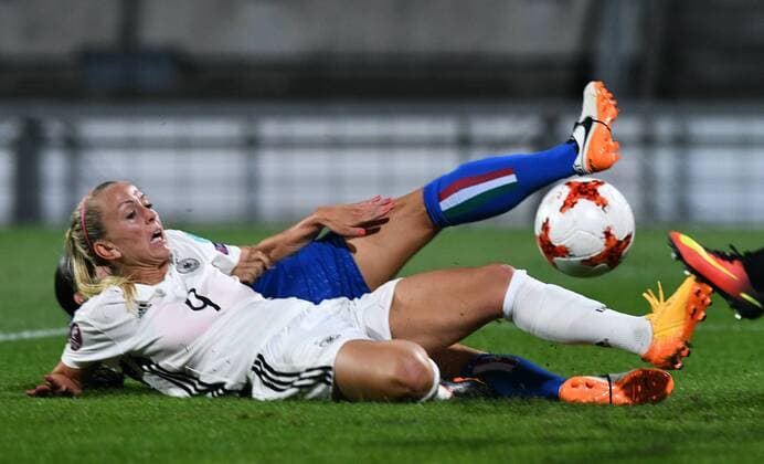 Fussball, Frauen, UEFA Europameisterschaft, EM 2017, Niederlande, Gruppe B, König-Wilhelm-II. Stadion Tillburg, Deutschland - Italien 2:1; Mandy Islacker (GER), Alia Guagni (ITA), Aktion.