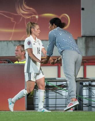 Spielerwechsel: Linda Dallmann (GER) und Cheftrainerin Steffi Jones (GER) Vorrunde: Deutschland - Italien in Tilburg am 21.07.2017. UEFA Fussball Frauen Europameisterschaft 2017 in den Niederlanden,