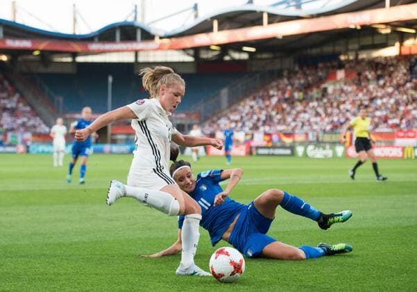 vl: Linda Dallmann (GER), Barbara Bonansea (ITA) Vorrunde: Deutschland - Italien in Tilburg am 21.07.2017. UEFA Fussball Frauen Europameisterschaft 2017 in den Niederlanden,
