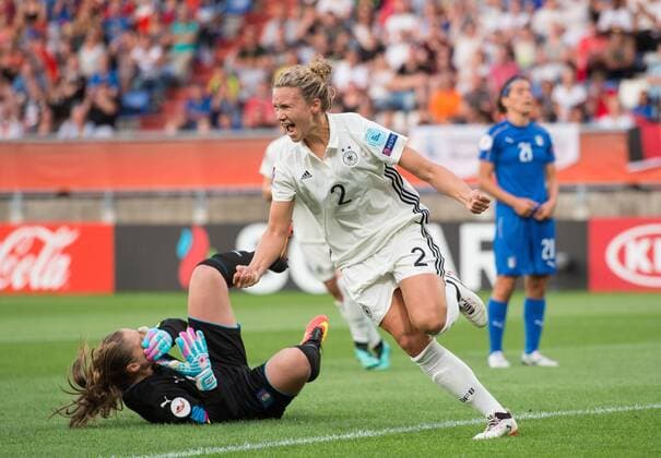 Jubel nach dem Tor zum 1-0: Torschuetzin Josephine Henning (GER) bejubelt ihren Treffer. Torhueterin Laura Giuliani (ITA) liegt am Boden. Vorrunde: Deutschland - Italien in Tilburg am 21.07.2017. UEFA Fussball Frauen Europameisterschaft 2017 in den Niederlanden,