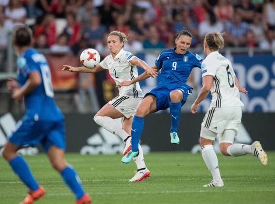 Aktion mit Folgen: Josephine Henning (GER) und Ilaria Mauro (ITA) im Zweikampf. Danach musste Ilaria Mauro (ITA) verletzt aus dem Spiel getragen werden. Vorrunde: Deutschland - Italien in Tilburg am 21.07.2017. UEFA Fussball Frauen Europameisterschaft 2017 in den Niederlanden,