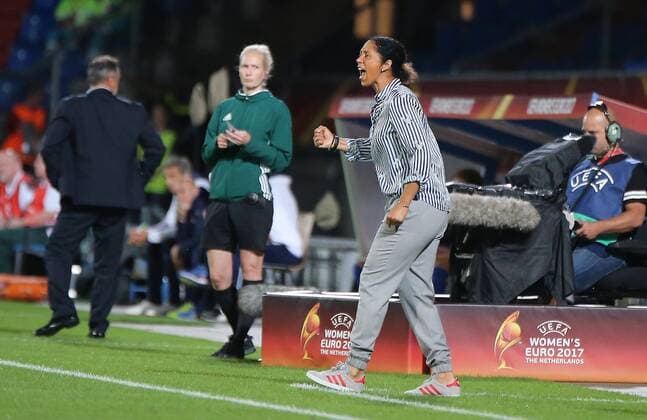 21.07.2017 xcex Niederlande, Holland, Deutschland, Italien, Tilburg, Fussball, Frauenfussball Womens Euro 2017, Frauenfussball EM, Europameisterschaft Deutschland gegen Italien Bundestrainerin Steffi Jones (Deutschland) an der Seitenlinie, freut sich, Freude