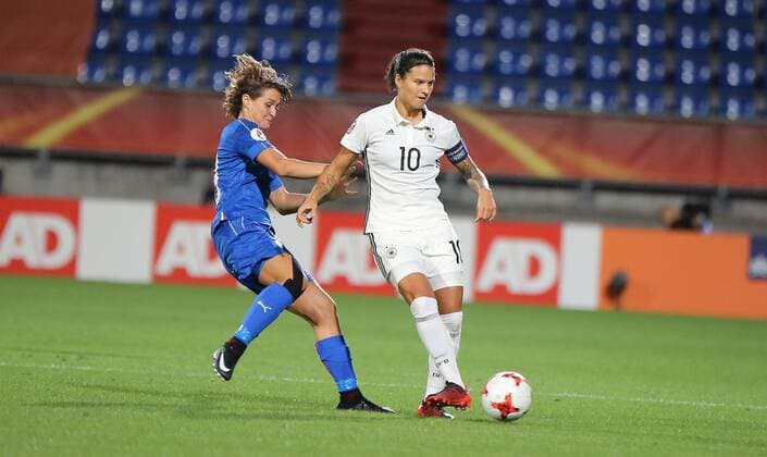 21.07.2017 xcex Niederlande, Holland, Deutschland, Italien, Tilburg, Fussball, Frauenfussball Womens Euro 2017, Frauenfussball EM, Europameisterschaft Deutschland gegen Italien Elisa Bartoli (Italien) gegen Dzsenifer Marozsan (Deutschland)