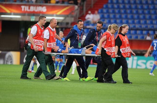 21.07.2017 xcex Niederlande, Holland, Deutschland, Italien, Tilburg, Fussball, Frauenfussball Womens Euro 2017, Frauenfussball EM, Europameisterschaft Deutschland gegen Italien Ilaria Mauro (Italien) wird verletzt vom Platz getragen