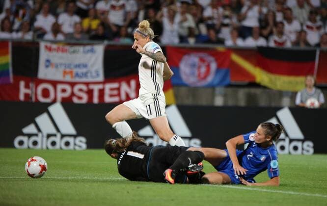 21.07.2017 xcex Niederlande, Holland, Deutschland, Italien, Tilburg, Fussball, Frauenfussball Womens Euro 2017, Frauenfussball EM, Europameisterschaft Deutschland gegen Italien Anja Mittag (Deutschland) wird im Strafraum von Laura Giuliani und Cecilia Salvai (beide Italien) zu Fall gebracht
