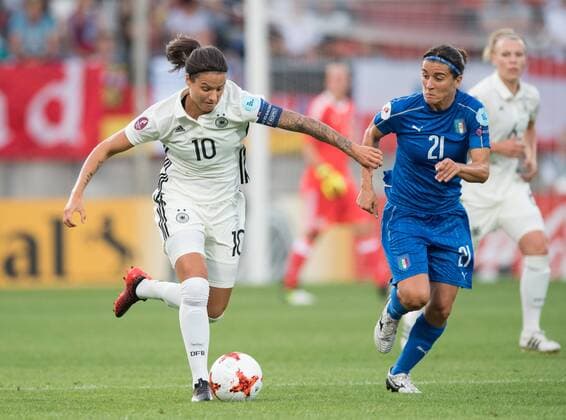 vl: Dzsenifer Marozsan (GER), Marta Carissimi (ITA). Vorrunde: Deutschland - Italien in Tilburg am 21.07.2017. UEFA Fussball Frauen Europameisterschaft 2017 in den Niederlanden,