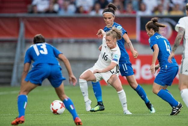 vl: Elisa Bartoli (ITA), Linda Dallmann (GER), Barbara Bonansea (ITA) und Daniela Stracchi (ITA). Vorrunde: Deutschland - Italien in Tilburg am 21.07.2017. UEFA Fussball Frauen Europameisterschaft 2017 in den Niederlanden,