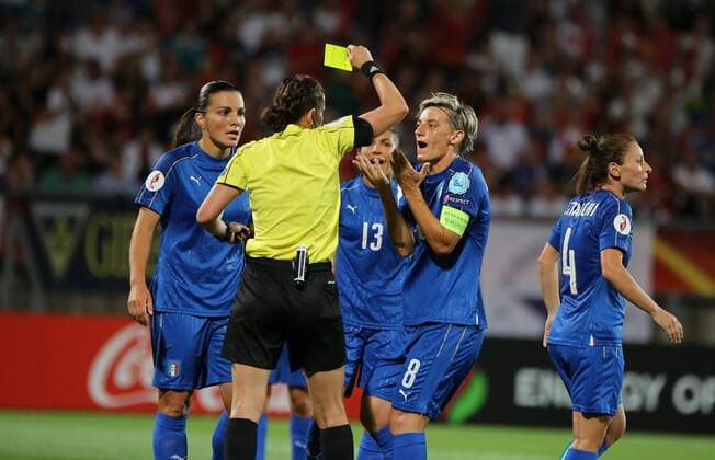 21.07.2017 xcex Niederlande, Holland, Deutschland, Italien, Tilburg, Fussball, Frauenfussball Womens Euro 2017, Frauenfussball EM, Europameisterschaft Deutschland gegen Italien die italienischen Spielerinnen diskutieren mit der Schiedsrichterin
