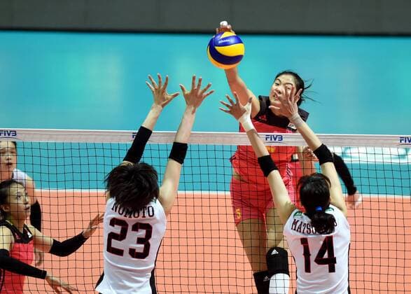 Gao Yi of China spikes against Rika Nomoto, and Ayaka Matsumoto of Japan during the Pool G1-Group 1 match of the FIVB Volleyball World Grand Prix Hong Kong 2017 in Hong Kong, China, 21 July 2017. China defeated Japan 3-1 (25-19, 25-20, 33-35, 25-21). China defeats Japan during FIVB Volleyball World Grand Prix Hong Kong 2017  pbu656153_26