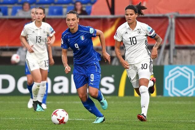 21.07.2017, Koenig Willem II Stadion, Tilburg, NED, UEFA Frauen EM 2017, Deutschland vs Italien, Gruppe B, im Bild Ilaria Mauro of Italy (left) and Dzsenifer Marozsan of Germany (right) Ilaria Mauro of Italy (left) and Dzsenifer Marozsan of Germany (right) during the group B match of UEFA Women s EURO 2017 between Germany and Italy at the Koenig Willem II Stadion in Tilburg, Netherlands on 2017 07 21. Tilburg  EP_fil  