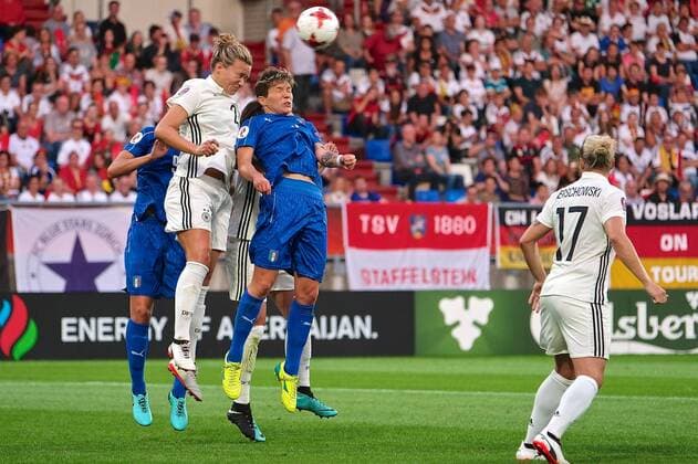 21.07.2017, Koenig Willem II Stadion, Tilburg, NED, UEFA Frauen EM 2017, Deutschland vs Italien, Gruppe B, im Bild Josephine Henning of Germany (2nd left) heads clear Josephine Henning of Germany (2nd left) heads clear during the group B match of UEFA Women s EURO 2017 between Germany and Italy at the Koenig Willem II Stadion in Tilburg, Netherlands on 2017 07 21. Tilburg  EP_fil  
