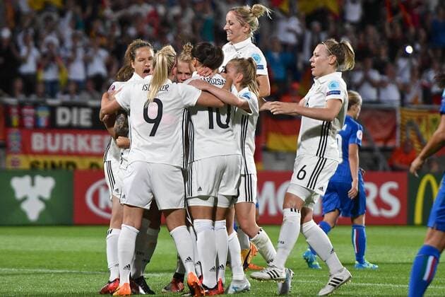 21.07.2017, Koenig Willem II Stadion, Tilburg, NED, UEFA Frauen EM 2017, Deutschland vs Italien, Gruppe B, im Bild Babe Peter of Germany (2nd left) celebrates scoring their second goal from the penalty spot to make it Germany 2 Italy 1 Babe Peter of Germany (2nd left) celebrates scoring their second goal from the penalty spot to make it Germany 2 Italy 1 during the group B match of UEFA Women s EURO 2017 between Germany and Italy at the Koenig Willem II Stadion in Tilburg, Netherlands on 2017 07 21. Tilburg  EP_fil  