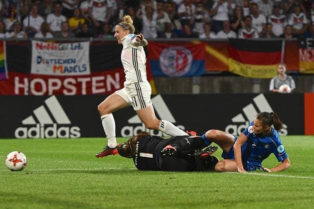 21.07.2017, Koenig Willem II Stadion, Tilburg, NED, UEFA Frauen EM 2017, Deutschland vs Italien, Gruppe B, im Bild Anja Mittag of Germany (left) is fouled by Sara Gama of Italy (right) to win a penalty Anja Mittag of Germany (left) is fouled by Sara Gama of Italy (right) to win a penalty during the group B match of UEFA Women s EURO 2017 between Germany and Italy at the Koenig Willem II Stadion in Tilburg, Netherlands on 2017 07 21. Tilburg  EP_fil  